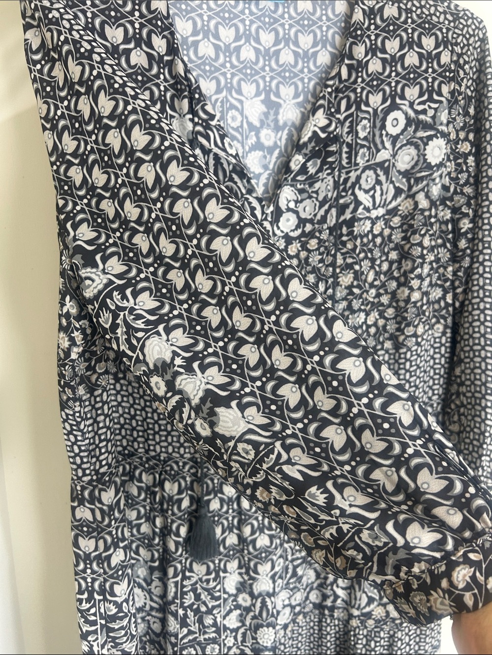 J. McLaughlin Dress Women's Medium Grey Floral Hortense Tiered Midi Resort - Picture 7 of 16